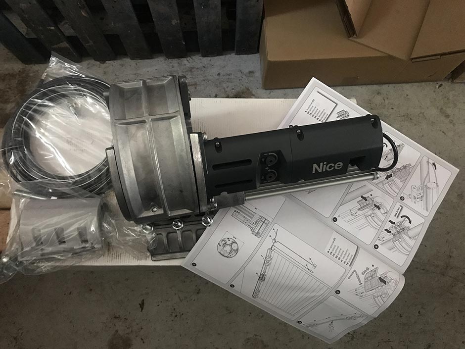 Moteur central pour rideau métallique avec frein, fabricant NICE, accessoires pour tube de 60 à 76 mm et bobine de 200 à 240 mm Référence GIRO 170 kg de tablier possible, rajouter un réducteur pour double moteur pour puissance 340 kg de tablier